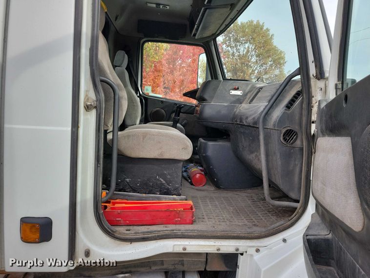 image for item DX7412 2001 Volvo semi truck