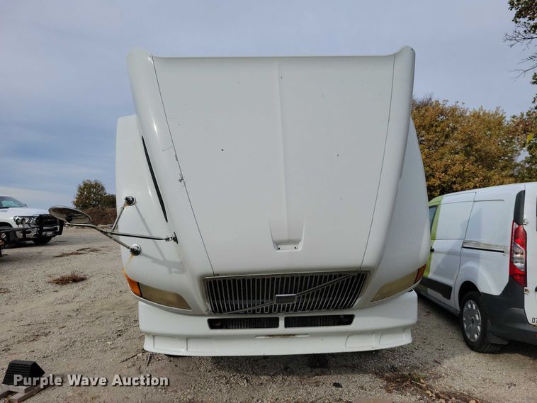 image for item DX7412 2001 Volvo semi truck