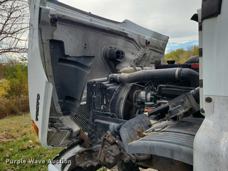 image for item DX7412 2001 Volvo semi truck