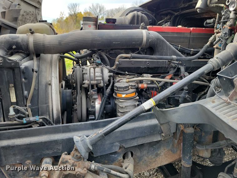 image for item DX7412 2001 Volvo semi truck