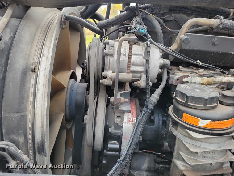 image for item DX7412 2001 Volvo semi truck