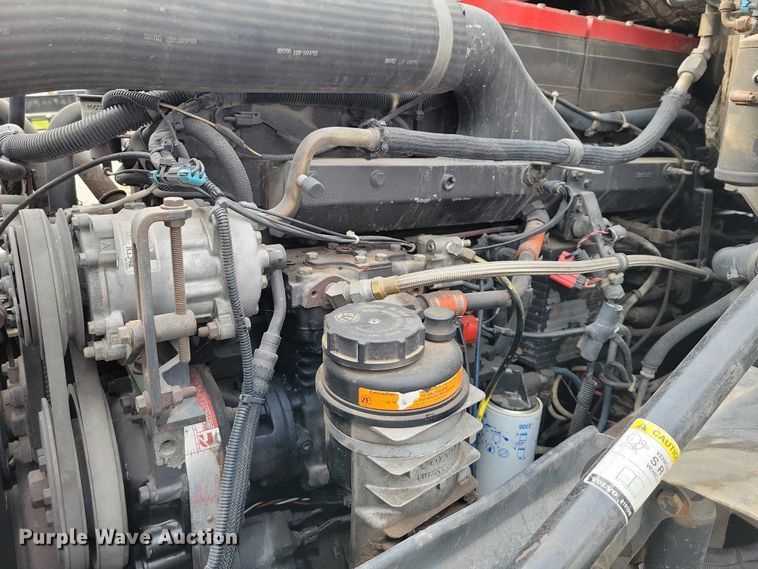 image for item DX7412 2001 Volvo semi truck