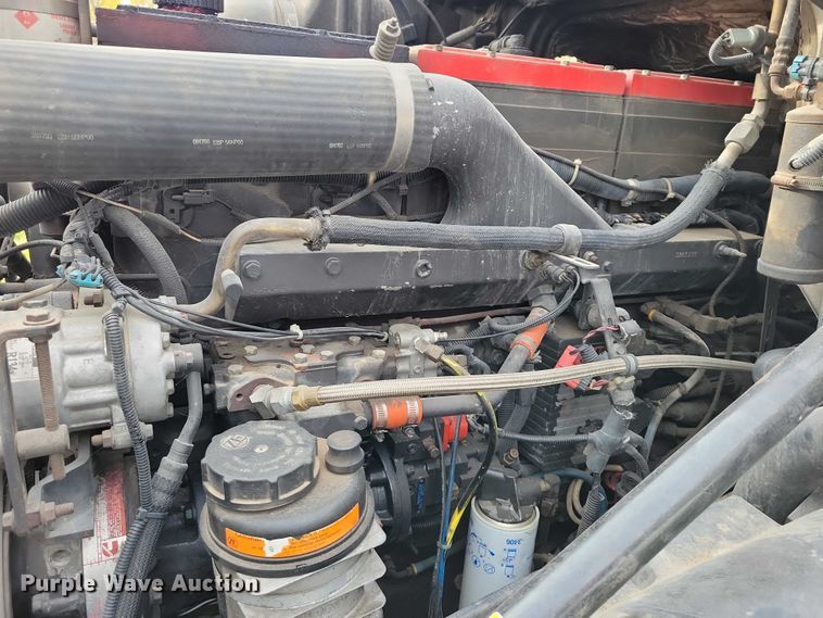 image for item DX7412 2001 Volvo semi truck