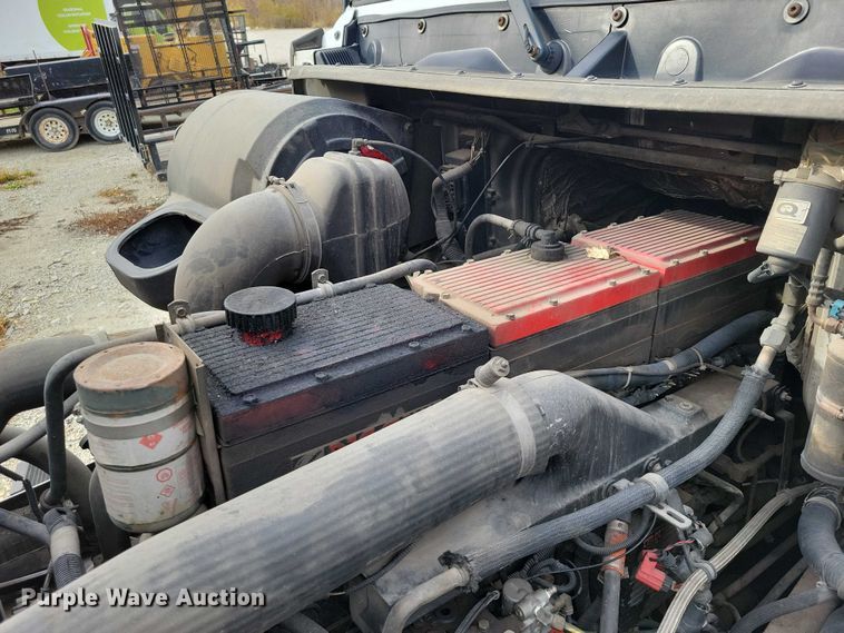 image for item DX7412 2001 Volvo semi truck