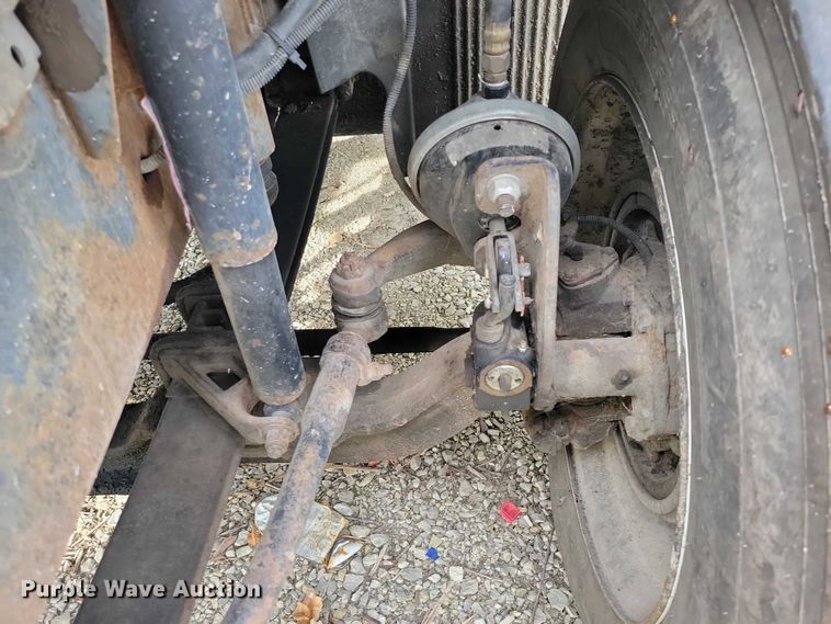 image for item DX7412 2001 Volvo semi truck