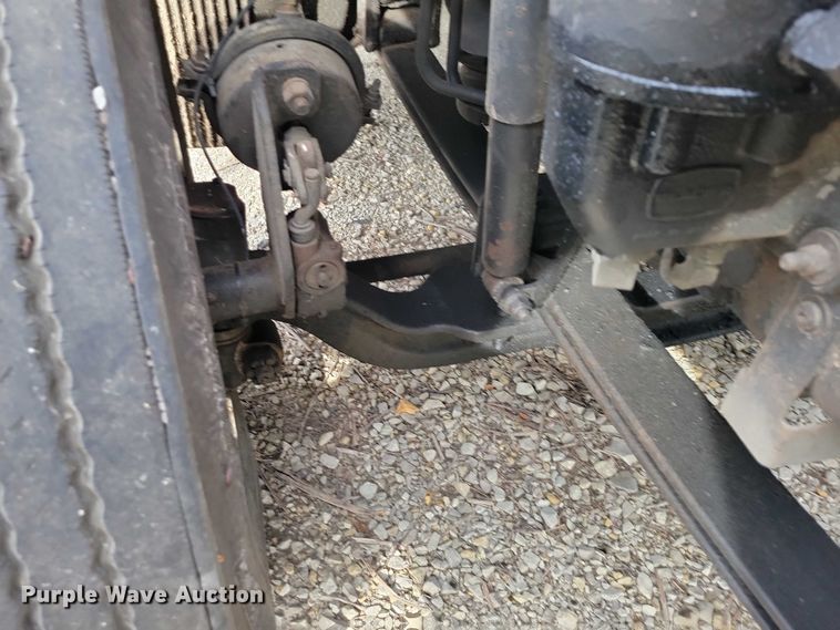 image for item DX7412 2001 Volvo semi truck