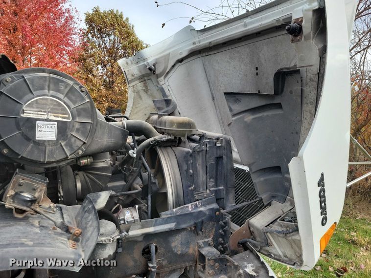 image for item DX7412 2001 Volvo semi truck