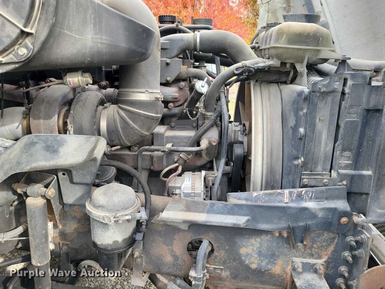 image for item DX7412 2001 Volvo semi truck