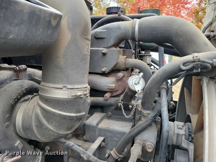 image for item DX7412 2001 Volvo semi truck