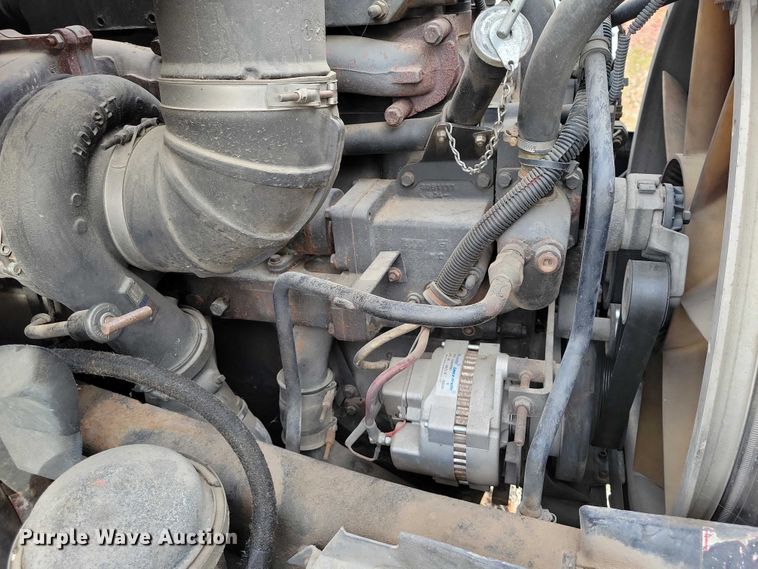 image for item DX7412 2001 Volvo semi truck