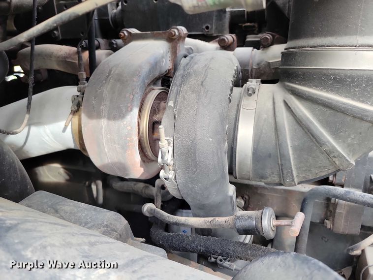 image for item DX7412 2001 Volvo semi truck