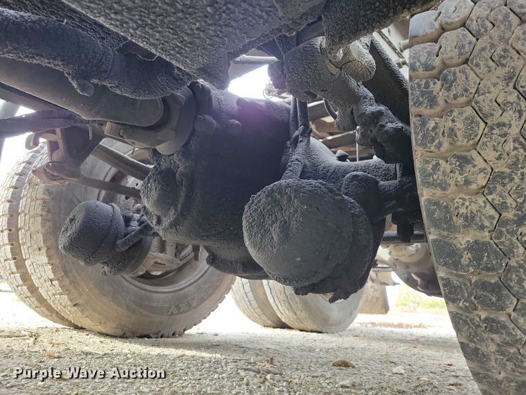 image for item DX7412 2001 Volvo semi truck