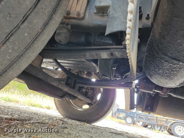 image for item DX7412 2001 Volvo semi truck