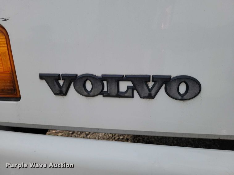 image for item DX7412 2001 Volvo semi truck