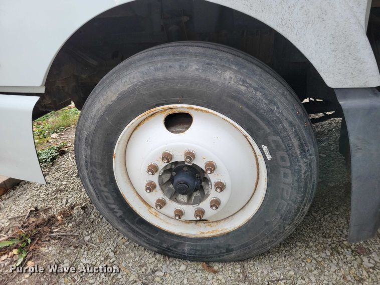 image for item DX7412 2001 Volvo semi truck