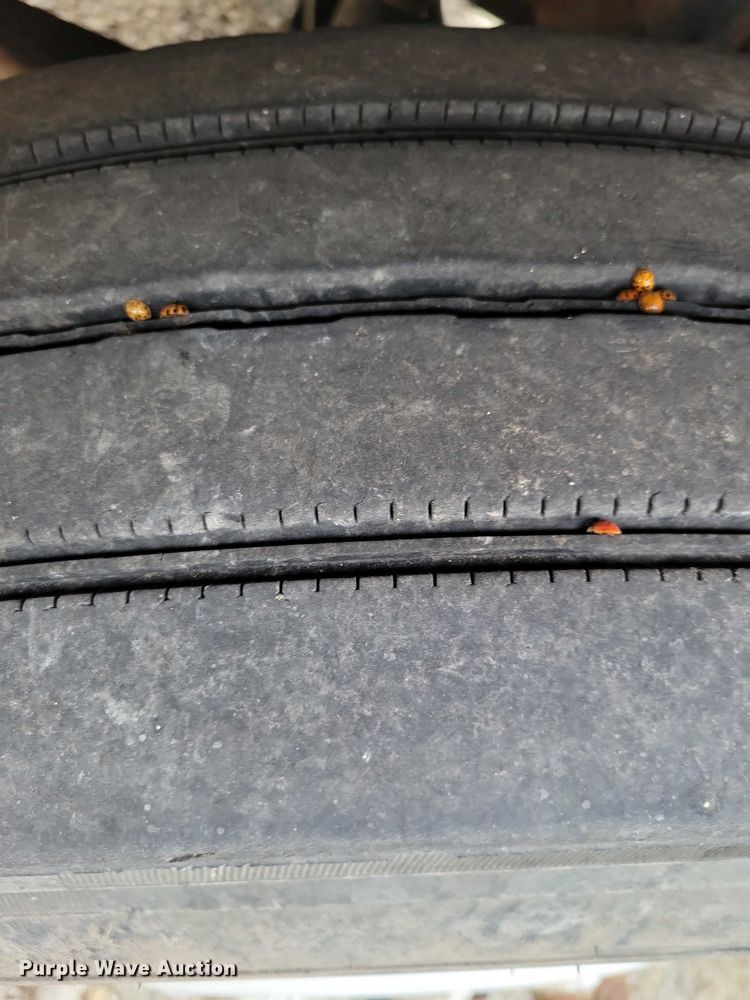 image for item DX7412 2001 Volvo semi truck