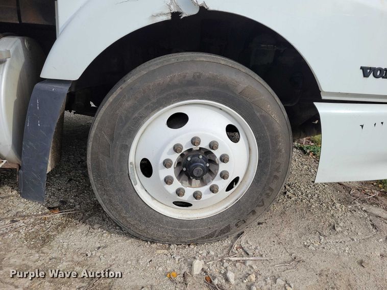 image for item DX7412 2001 Volvo semi truck