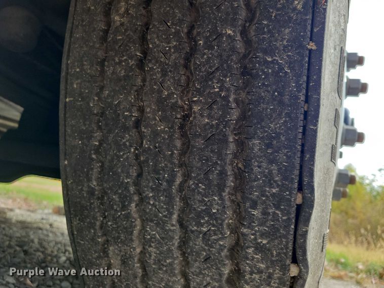 image for item DX7412 2001 Volvo semi truck