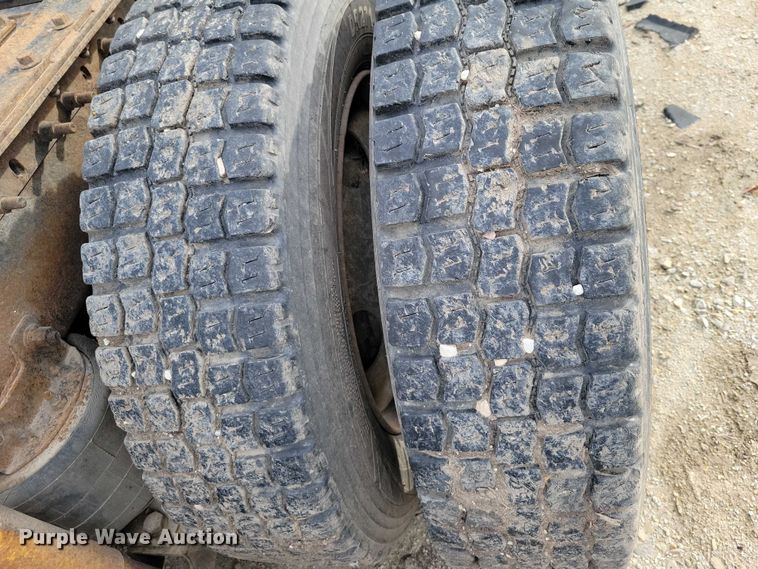 image for item DX7412 2001 Volvo semi truck