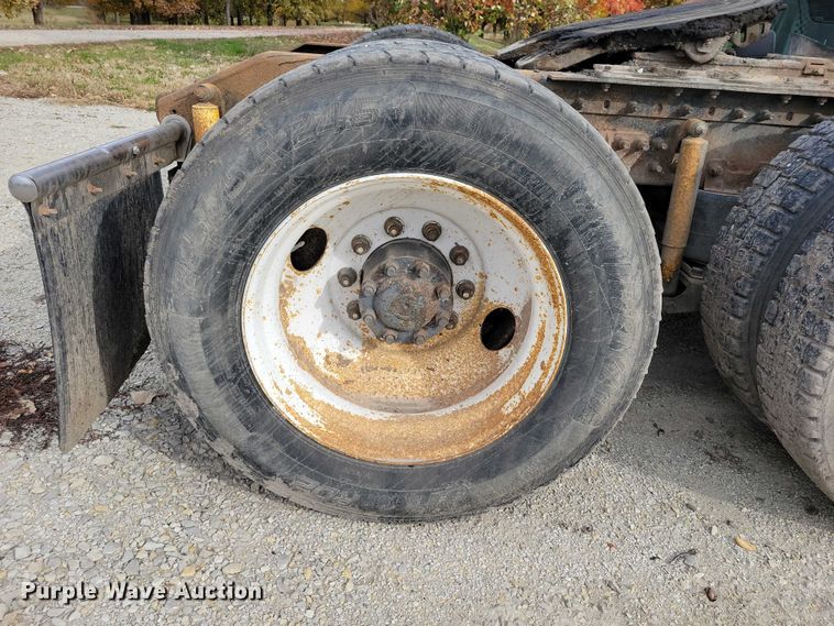 image for item DX7412 2001 Volvo semi truck