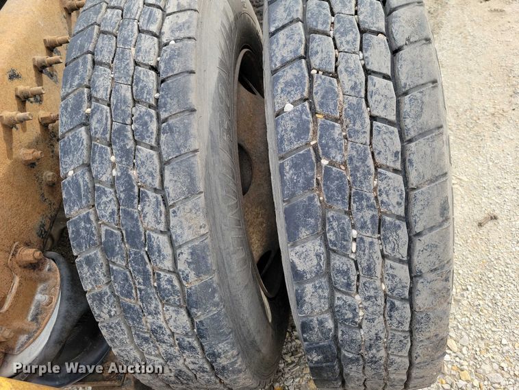 image for item DX7412 2001 Volvo semi truck