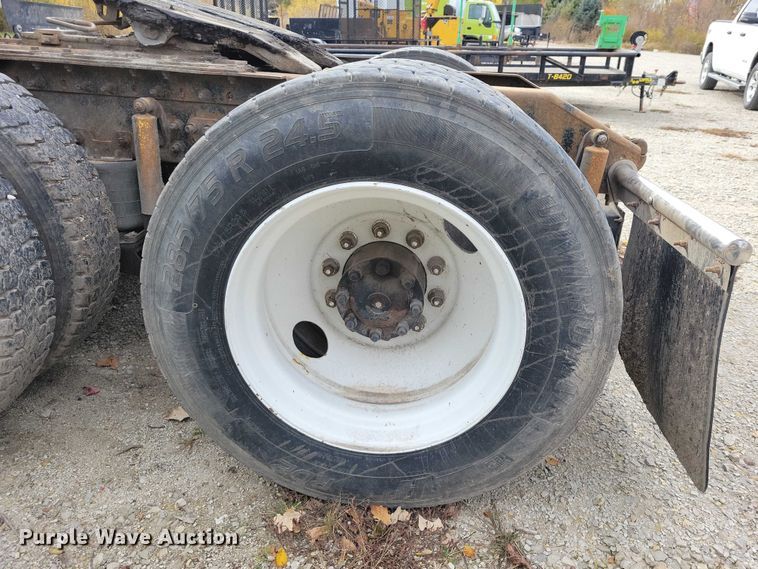 image for item DX7412 2001 Volvo semi truck