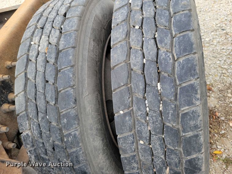 image for item DX7412 2001 Volvo semi truck