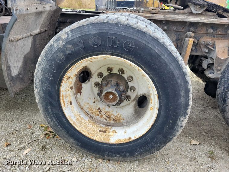 image for item DX7412 2001 Volvo semi truck