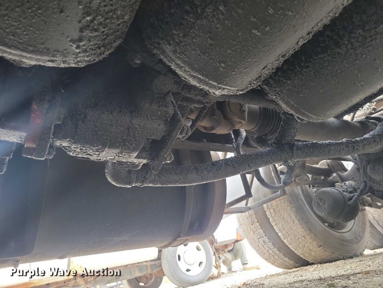 image for item DX7412 2001 Volvo semi truck