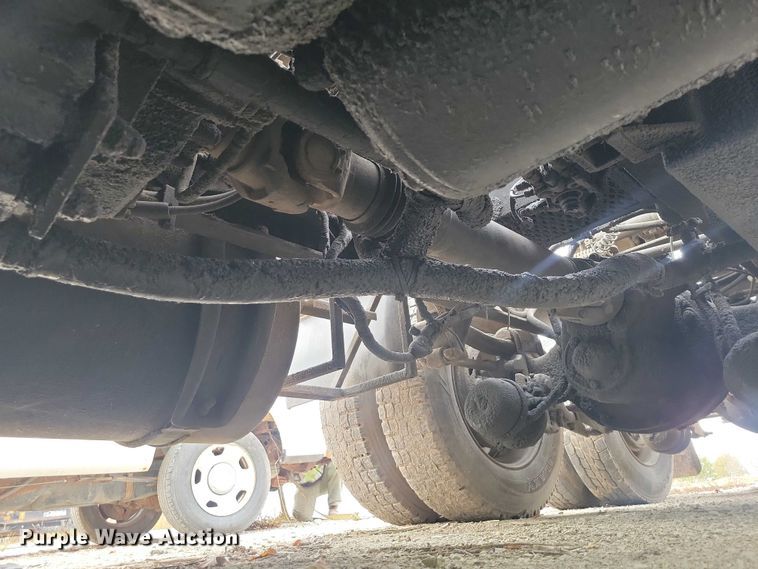 image for item DX7412 2001 Volvo semi truck