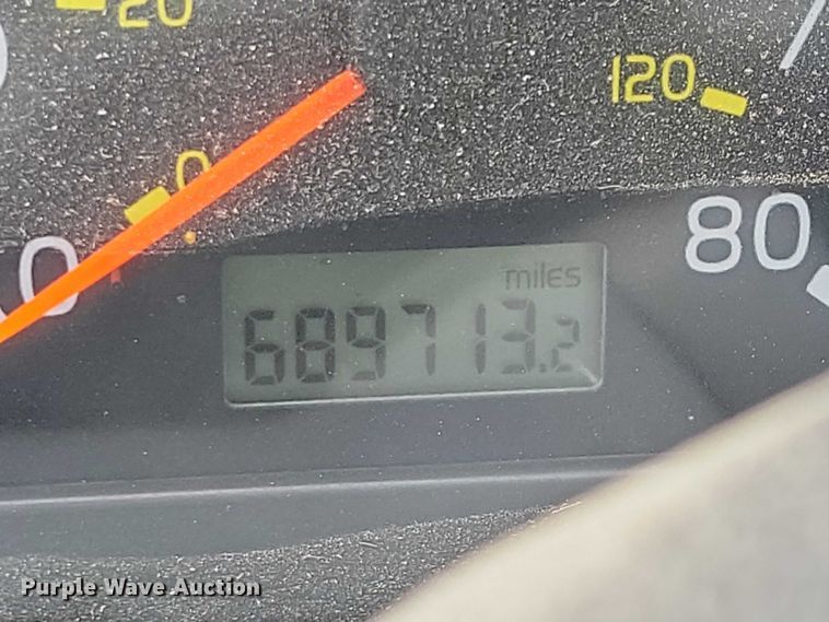 image for item DX7412 2001 Volvo semi truck