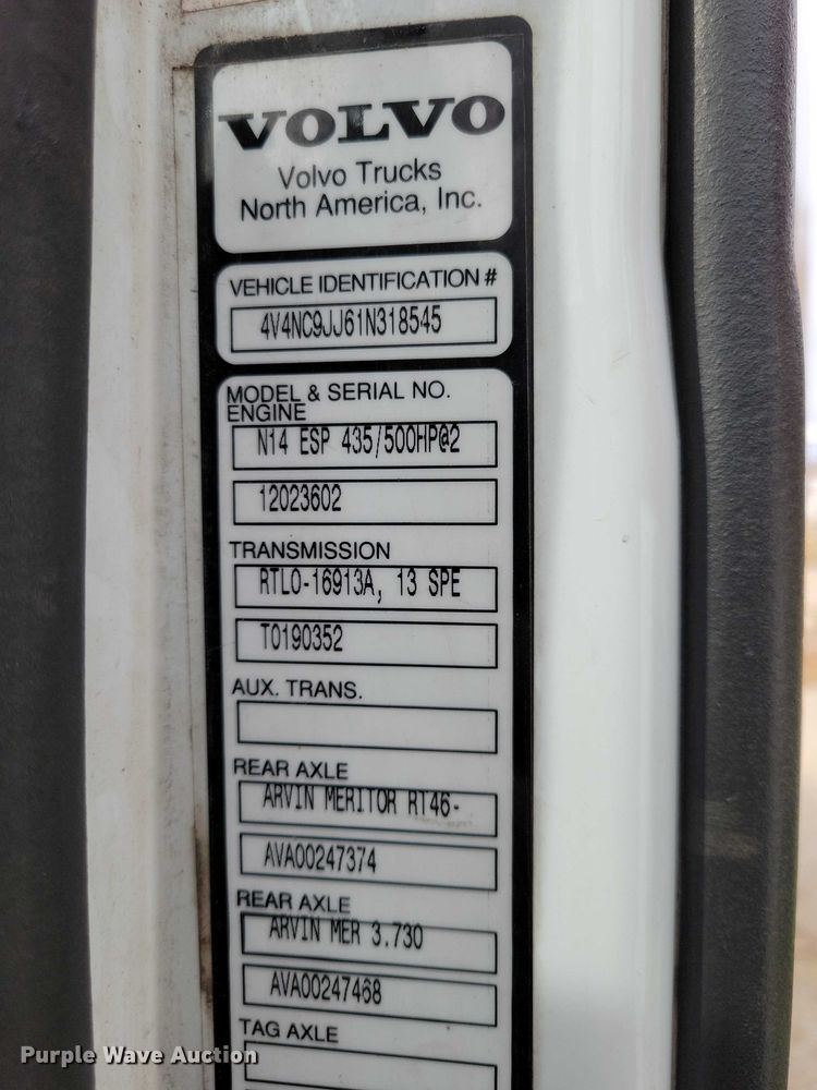 image for item DX7412 2001 Volvo semi truck