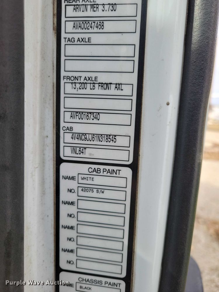 image for item DX7412 2001 Volvo semi truck