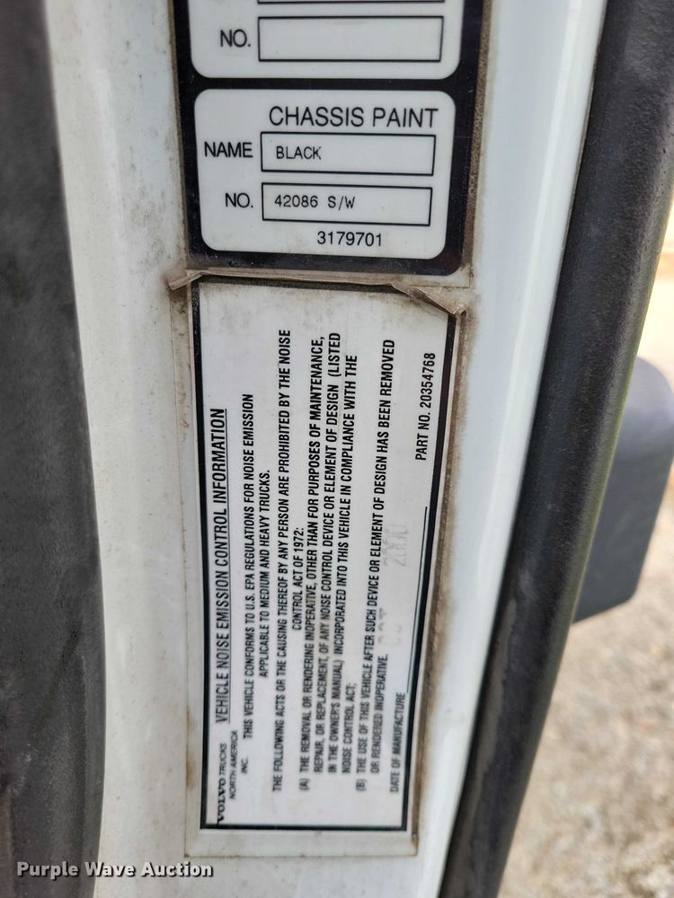 image for item DX7412 2001 Volvo semi truck