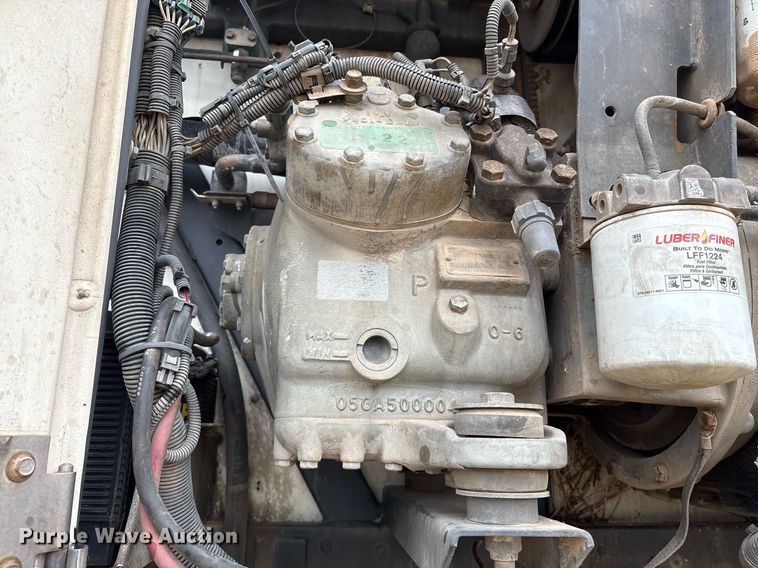 image for item DX7984 1997 Utility VS2R refrigerated van trailer