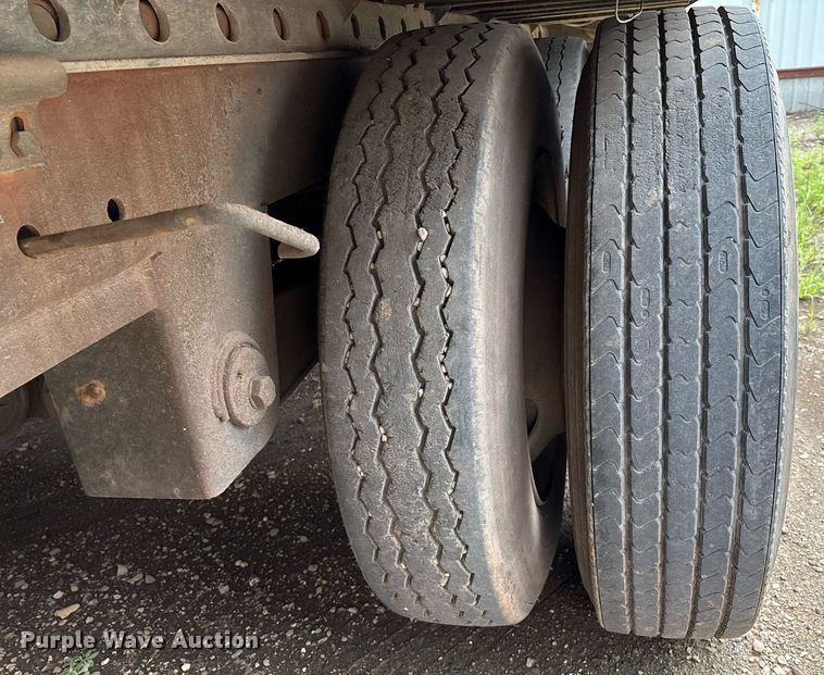 image for item DX7984 1997 Utility VS2R refrigerated van trailer