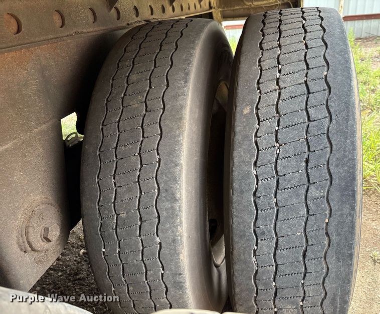 image for item DX7984 1997 Utility VS2R refrigerated van trailer