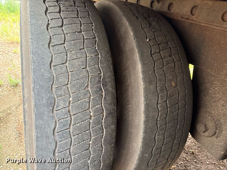 image for item DX7984 1997 Utility VS2R refrigerated van trailer