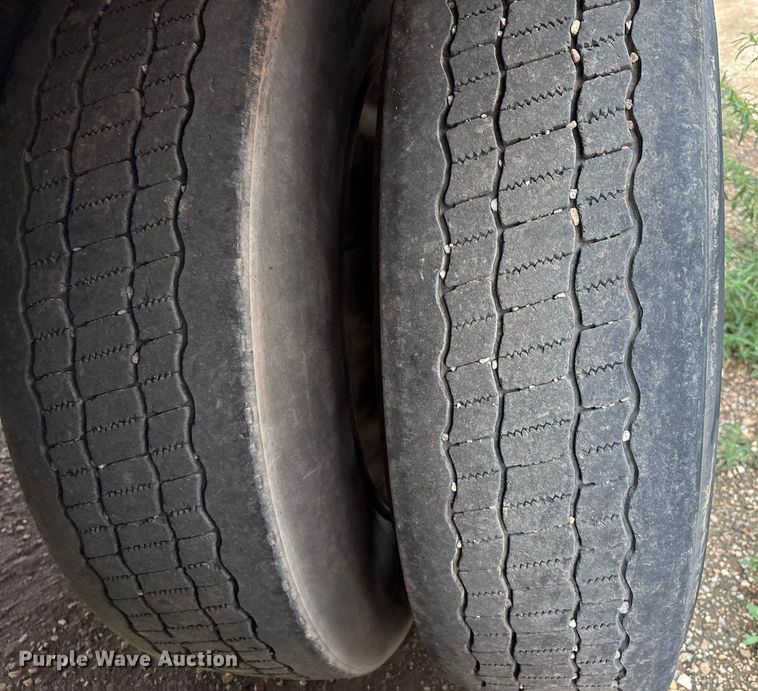 image for item DX7984 1997 Utility VS2R refrigerated van trailer