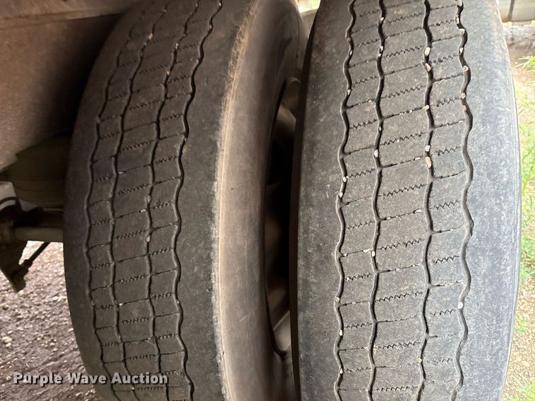 image for item DX7984 1997 Utility VS2R refrigerated van trailer