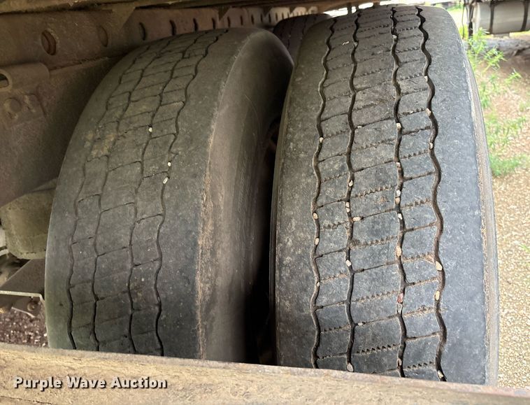 image for item DX7984 1997 Utility VS2R refrigerated van trailer