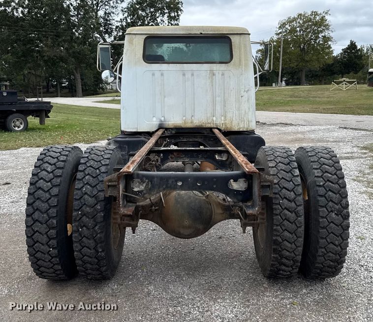 image for item DY8356 1995 International  4700 truck cab and chassis