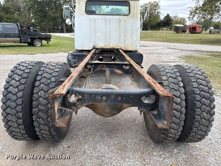 image for item DY8356 1995 International  4700 truck cab and chassis