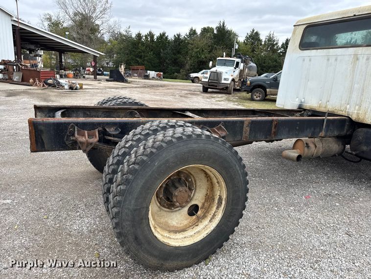 image for item DY8356 1995 International  4700 truck cab and chassis