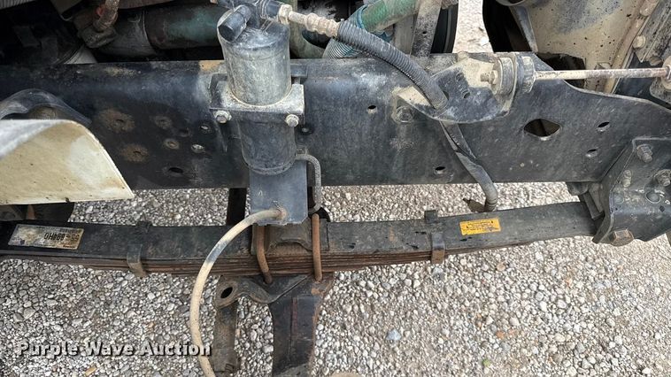 image for item DY8356 1995 International  4700 truck cab and chassis