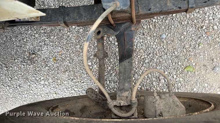 image for item DY8356 1995 International  4700 truck cab and chassis