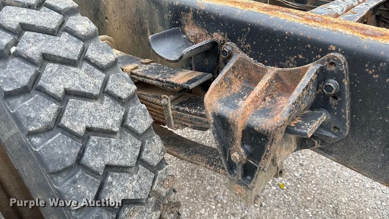 image for item DY8356 1995 International  4700 truck cab and chassis