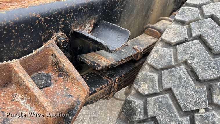 image for item DY8356 1995 International  4700 truck cab and chassis