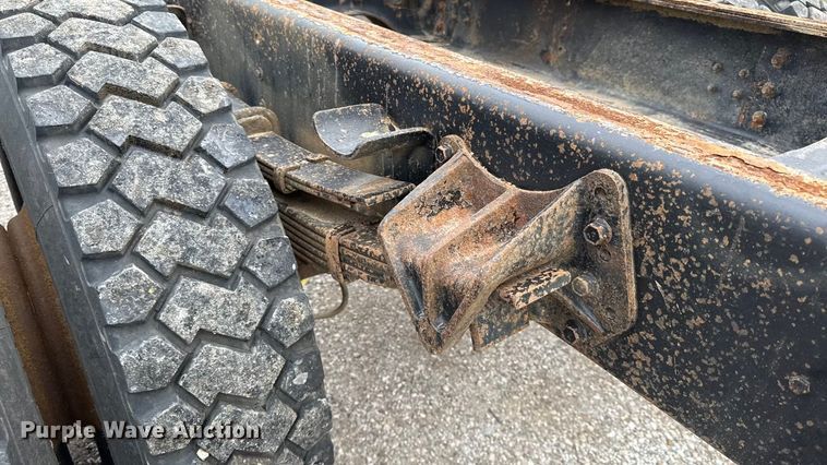 image for item DY8356 1995 International  4700 truck cab and chassis