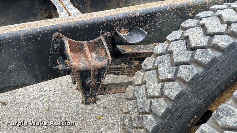 image for item DY8356 1995 International  4700 truck cab and chassis